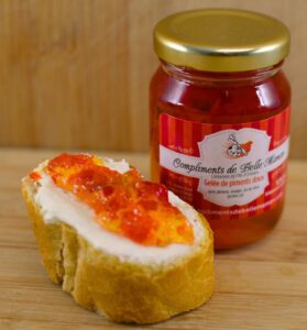 Gelée de piments doux sur une tartine de fromage à la crème
